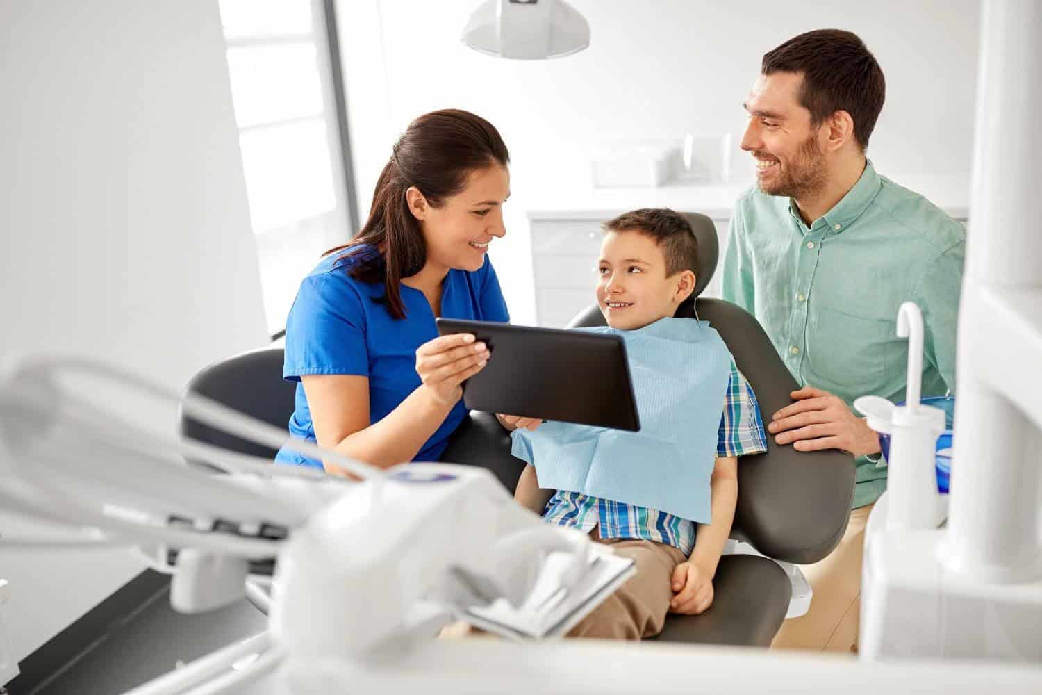 Visita dentistica per bambini e genitori in clinica dentale in Albania.