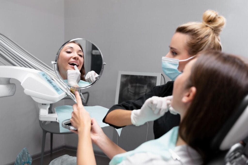 Una dentista esamina un paziente con apparecchio ortodontico in clinica dentale.