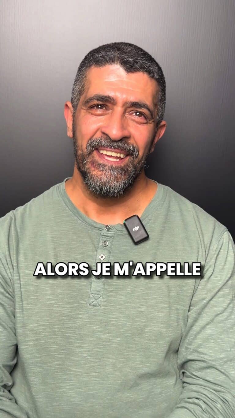 Dentiste souriant avec un microphone autour du cou, prêt à aider les patients dans une clinique dentaire.