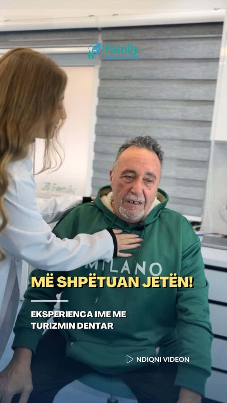 Dentista visitando a un anciano en un consultorio dental, sonrientes y profesionales.