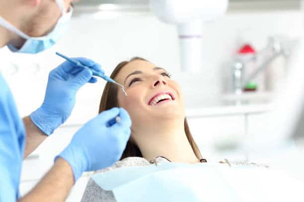 Trattamento di implantologia dentale in Albania con assistenza professionale.