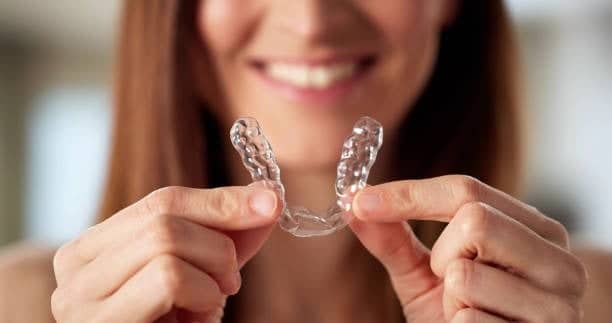 Alineadores Invisalign listos para mejorar tu sonrisa.