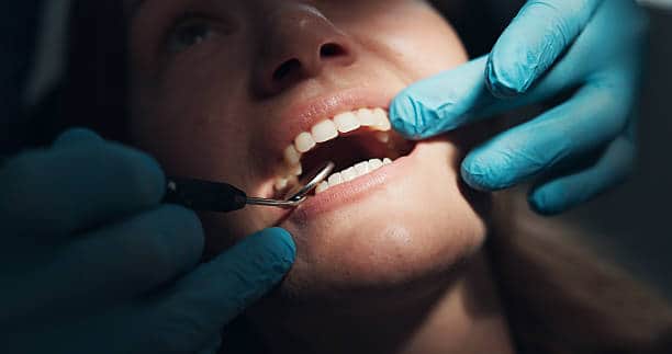 Controllo dentale con il dentista, con strumenti odontoiatrici in uso.